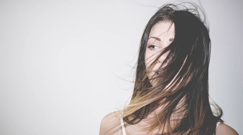 mujer de pelo largo y castaño